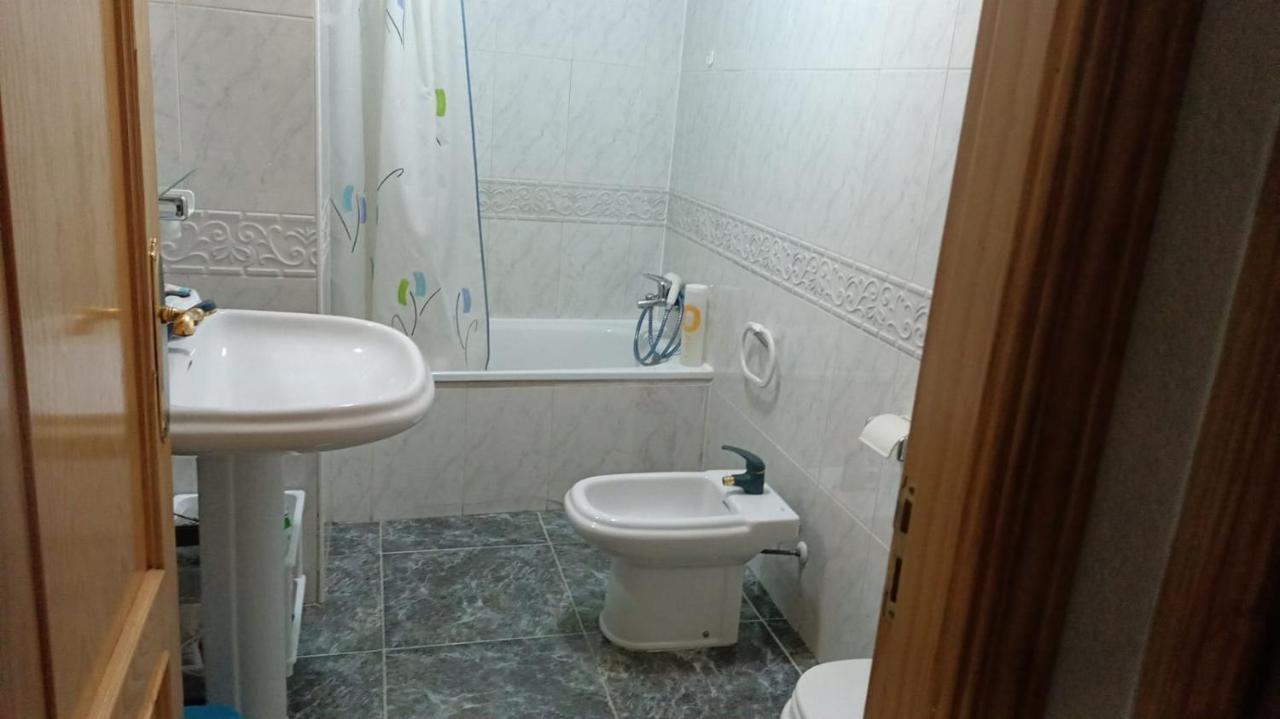 Single Room In Center Of Granada Buitenkant foto