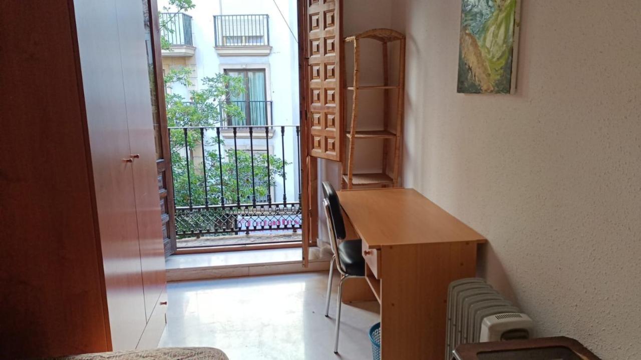 Single Room In Center Of Granada Buitenkant foto